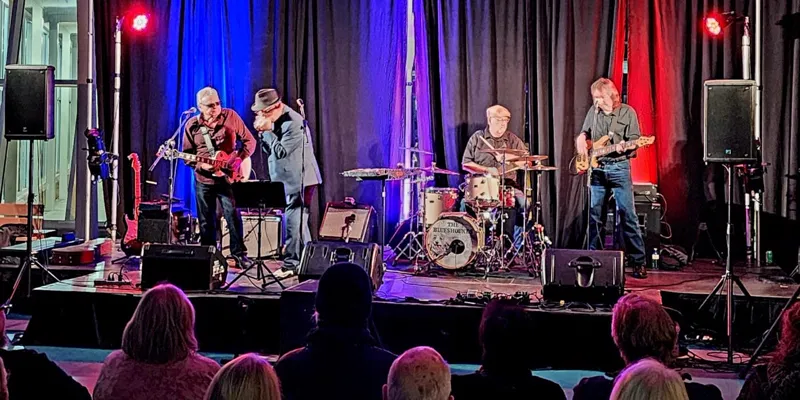 The Blueshounds live show